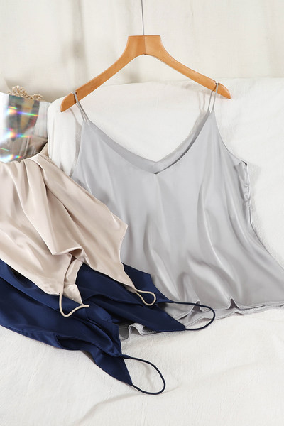 Ženska majica bez rukava na tanke naramenice i špic izrez