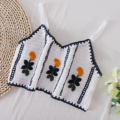 Γυναικεία πλεκτή κοντή αμάνικη μπλούζα με κέντημα και λεπτά τιραντάκια