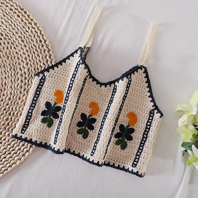 Γυναικεία πλεκτή κοντή αμάνικη μπλούζα με κέντημα και λεπτά τιραντάκια