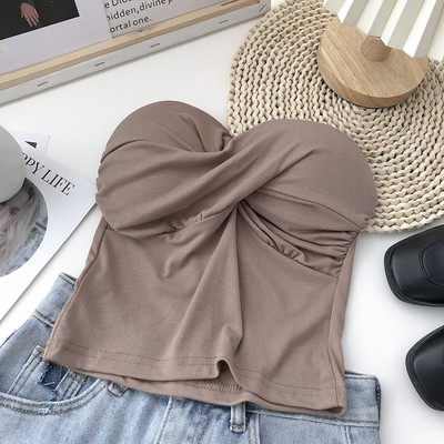 Naiste rinnakaim tavaline mudel mitmes värvitoonis