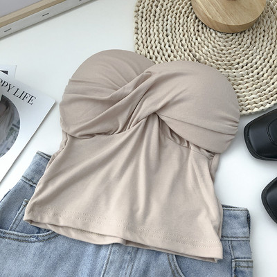 Naiste rinnakaim tavaline mudel mitmes värvitoonis