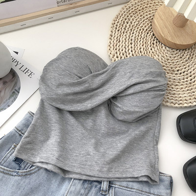 Naiste rinnakaim tavaline mudel mitmes värvitoonis