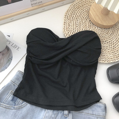 Naiste rinnakaim tavaline mudel mitmes värvitoonis