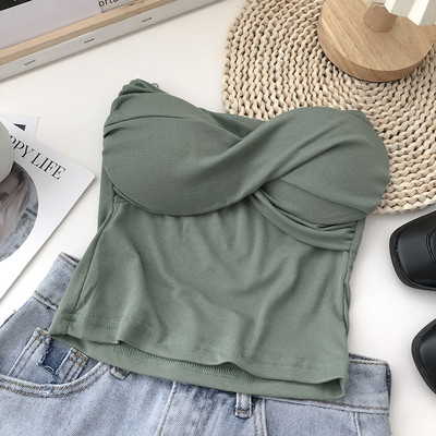 Naiste rinnakaim tavaline mudel mitmes värvitoonis