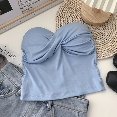 Naiste rinnakaim tavaline mudel mitmes värvitoonis