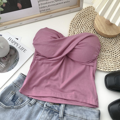 Naiste rinnakaim tavaline mudel mitmes värvitoonis