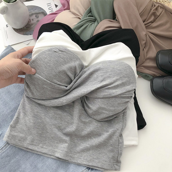 Naiste rinnakaim tavaline mudel mitmes värvitoonis