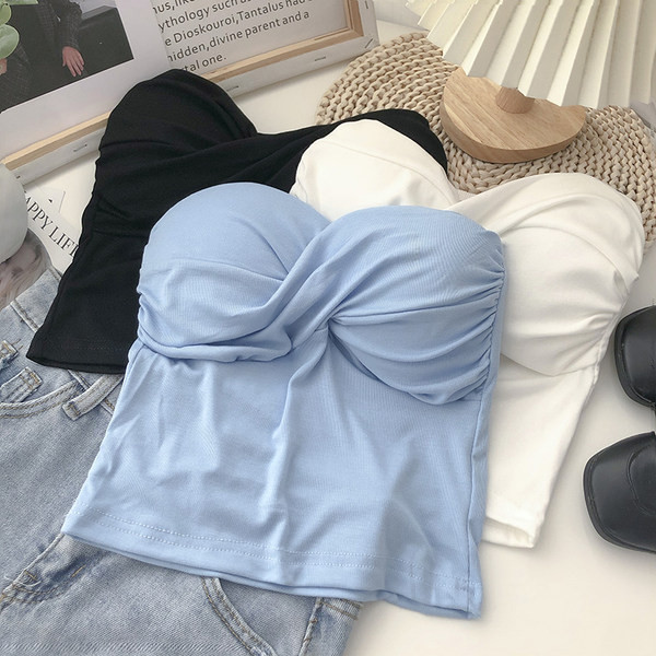 Naiste rinnakaim tavaline mudel mitmes värvitoonis