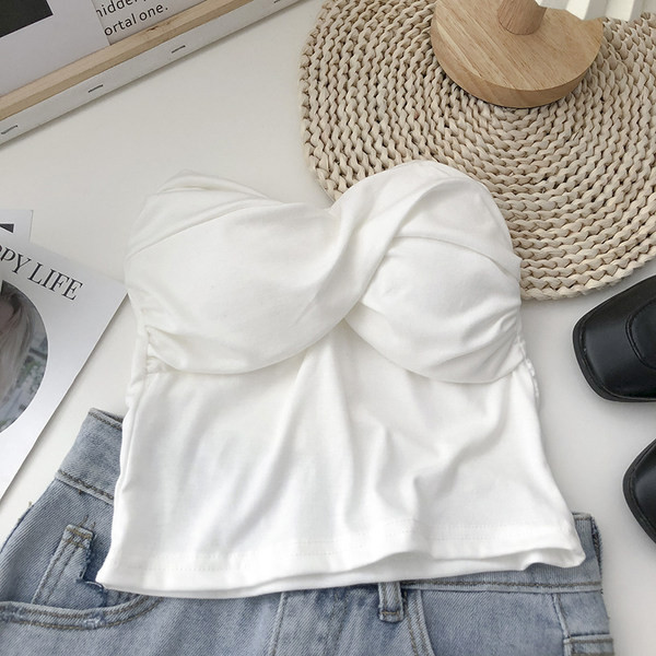 Naiste rinnakaim tavaline mudel mitmes värvitoonis