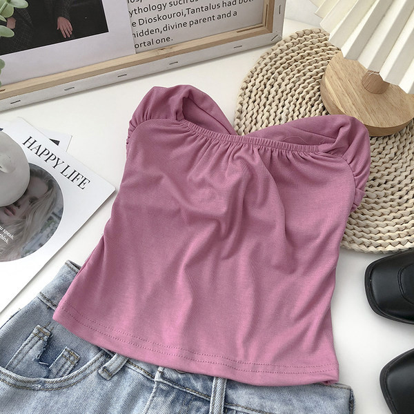 Naiste rinnakaim tavaline mudel mitmes värvitoonis