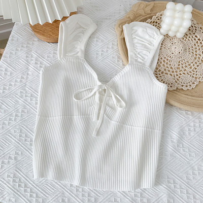 Laiade rihmade ja lipsudega igapäevane naiste topp