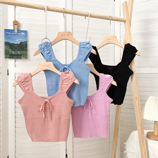 Laiade rihmade ja lipsudega igapäevane naiste topp