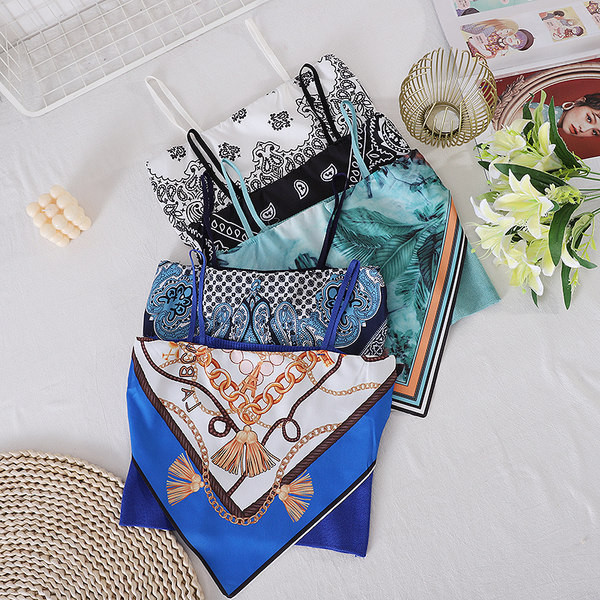 Γυναικεία κοντή αμάνικη μπλούζα με λεπτά τιραντάκια  και έγχρωμη εκτύπωση