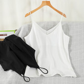 Μονόχρωμη γυναικεία μπλούζα με λεπτά τιραντάκια και ντεκολτέ