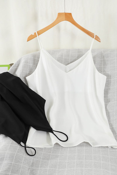 Μονόχρωμη γυναικεία μπλούζα με λεπτά τιραντάκια και ντεκολτέ