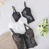 Trijų spalvų trumpas moteriškas apatinis trikotažas su kaspinu ir nėriniais