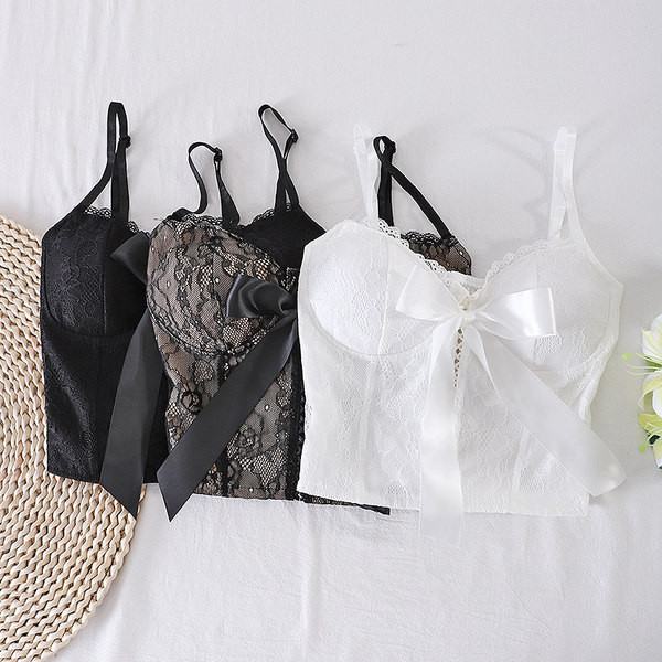 Trijų spalvų trumpas moteriškas apatinis trikotažas su kaspinu ir nėriniais