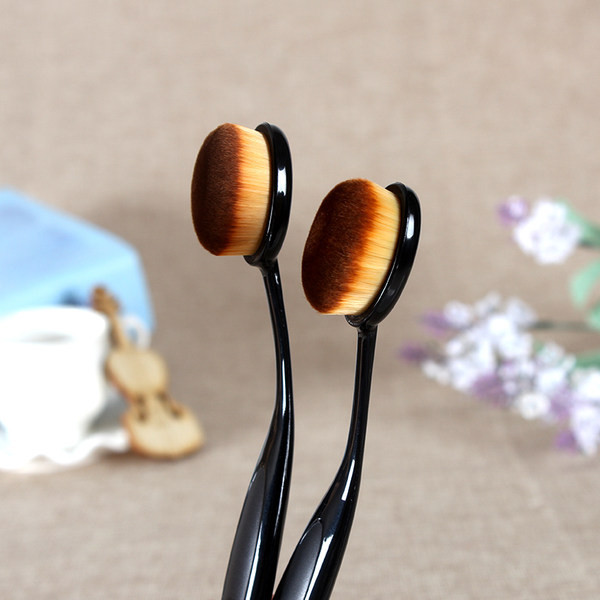 Βολικό πινέλο κατάλληλο για εφαρμογή μακιγιάζ