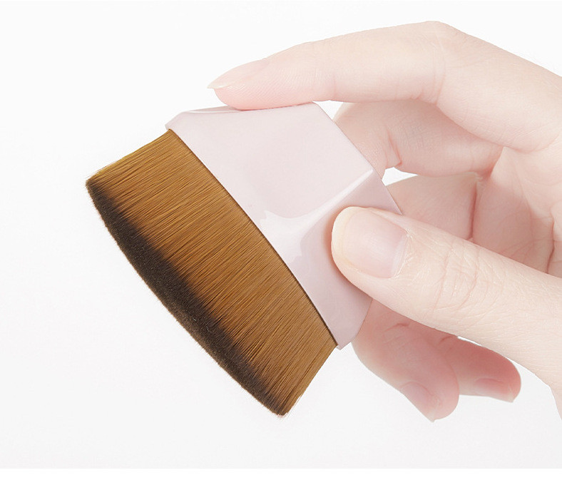 Kosmeetiline pintsel jumestuskreemi hajutamiseks