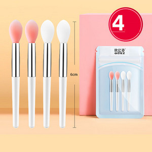 Komplektis 4 mini silikoonpintslit huulepulga pealekandmiseks