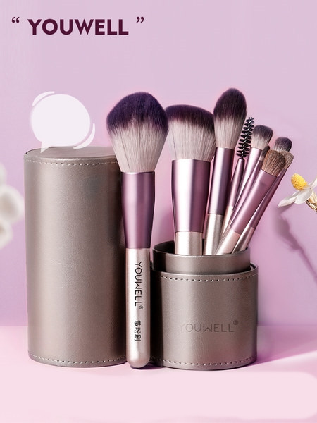 Dėžutės rinkinys su kelių spalvų makiažo šepetėliais