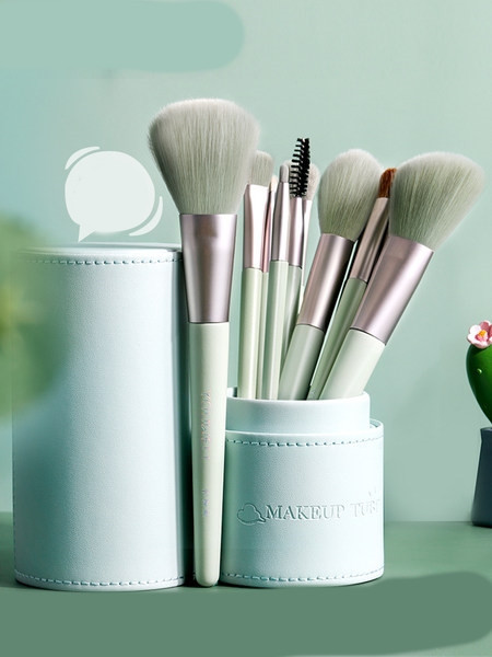 Dėžutės rinkinys su kelių spalvų makiažo šepetėliais