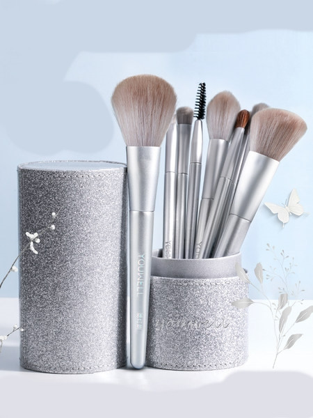 Dėžutės rinkinys su kelių spalvų makiažo šepetėliais