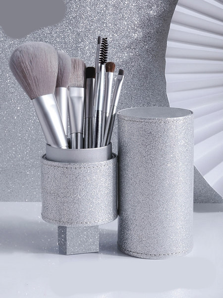 Dėžutės rinkinys su kelių spalvų makiažo šepetėliais