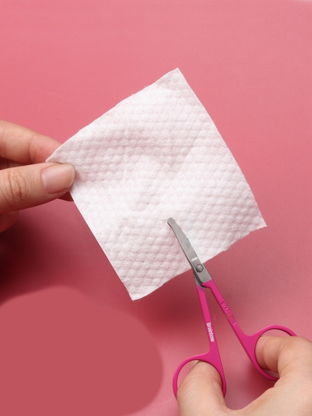 Καλλυντικό ψαλίδι κατάλληλο για το κόψιμο των φρυδιών