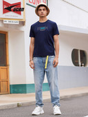 Vabaaja meeste T-särk, millel on aplikatsioon