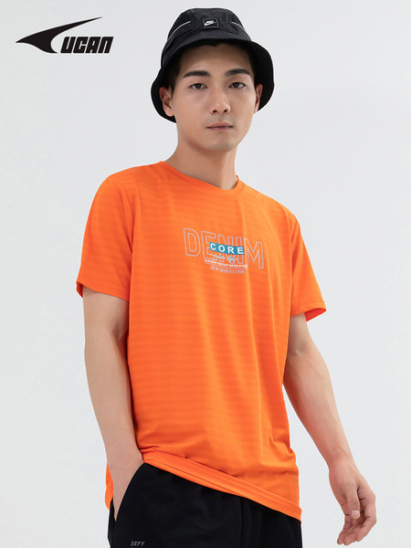 Vabaaja meeste T-särk, millel on aplikatsioon