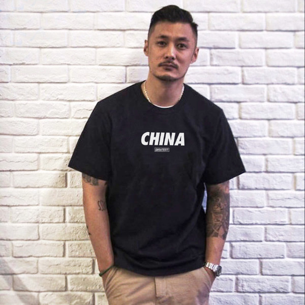 Ανδρικό βαμβακερό μπλουζάκι με επιγραφή και απλικέ σε σχήμα Ο