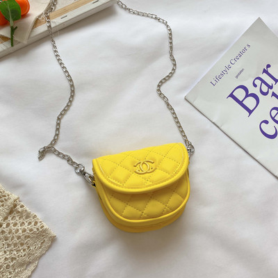 Καθημρινή παιδική μίνι τσάντα με μεγάλη μεταλλική λαβή