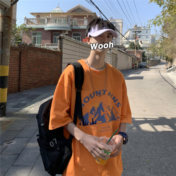 Laia mudeliga meeste T-särk ümara kaelusega ja trükiga