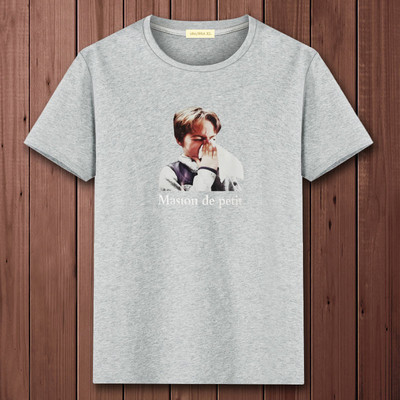 Casual ανδρικό μπλουζάκι με διάφορες εφαρμογές και κοντά μανίκια