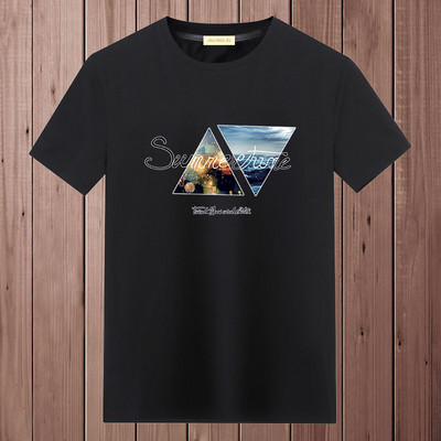 Casual ανδρικό μπλουζάκι με διάφορες εφαρμογές και κοντά μανίκια