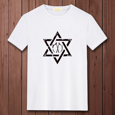 Casual ανδρικό μπλουζάκι με διάφορες εφαρμογές και κοντά μανίκια