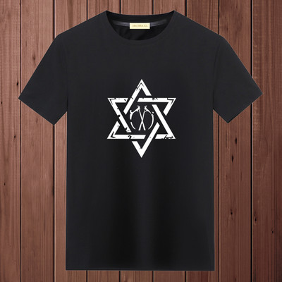 Casual ανδρικό μπλουζάκι με διάφορες εφαρμογές και κοντά μανίκια