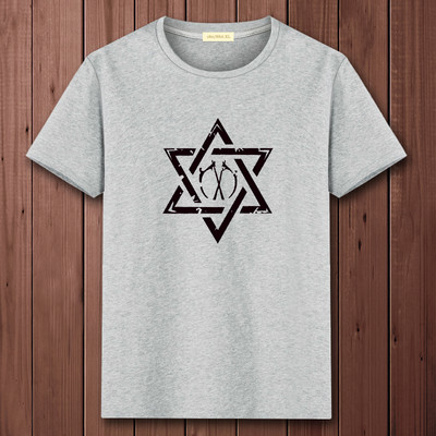 Casual ανδρικό μπλουζάκι με διάφορες εφαρμογές και κοντά μανίκια