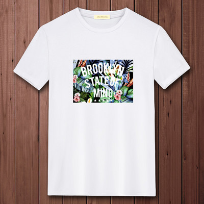 Casual ανδρικό μπλουζάκι με διάφορες εφαρμογές και κοντά μανίκια