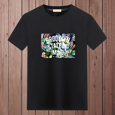 Casual ανδρικό μπλουζάκι με διάφορες εφαρμογές και κοντά μανίκια