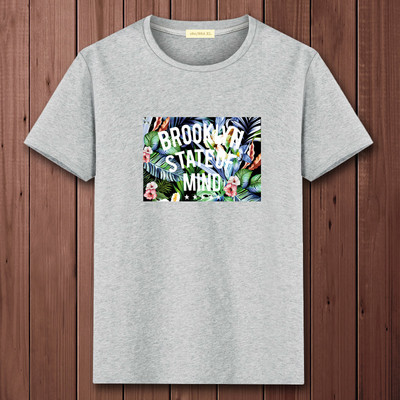 Casual ανδρικό μπλουζάκι με διάφορες εφαρμογές και κοντά μανίκια