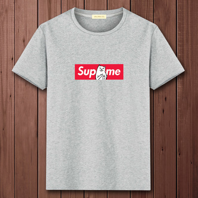 Casual ανδρικό μπλουζάκι με διάφορες εφαρμογές και κοντά μανίκια