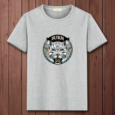 Casual ανδρικό μπλουζάκι με διάφορες εφαρμογές και κοντά μανίκια