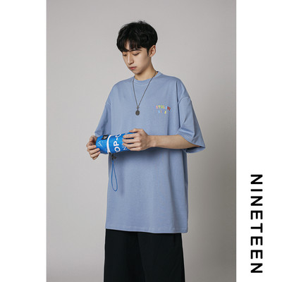 Ανδρικό φαρδύ μπλουζάκι με επιγραφές σε διάφορα χρώματα