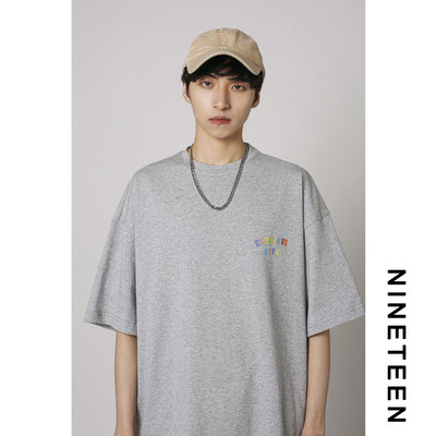 Ανδρικό φαρδύ μπλουζάκι με επιγραφές σε διάφορα χρώματα