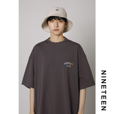 Ανδρικό φαρδύ μπλουζάκι με επιγραφές σε διάφορα χρώματα