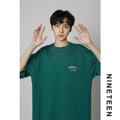 Ανδρικό φαρδύ μπλουζάκι με επιγραφές σε διάφορα χρώματα