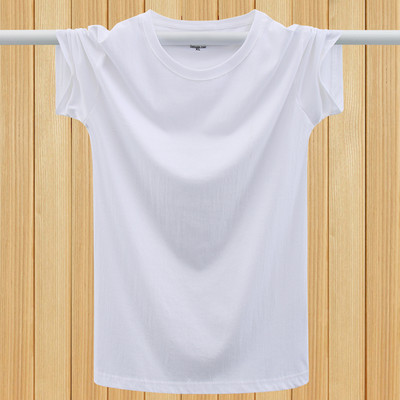 Lühikeste varrukate ja mitmes värvitoonis kirjaga meeste T-särk