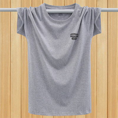 Lühikeste varrukate ja mitmes värvitoonis kirjaga meeste T-särk